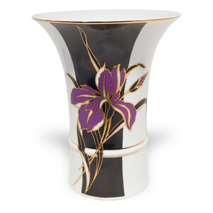 Può includere: Un vaso in porcellana svasato con base bianca e pannelli neri verticali. Il design presenta un fiore di iris viola in evidenza con contorni e steli dorati. Il bordo e una fascia orizzontale nella parte inferiore sono rifiniti in oro.