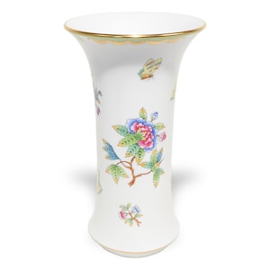 Pode incluir: Um vaso de porcelana branca com borda alargada e acabamento dourado. O corpo apresenta motivos florais pintados à mão em tons de rosa, azul e verde, intercalados com pequenas ilustrações de borboletas coloridas na superfície lisa.