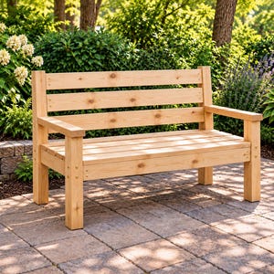 Puede incluir: Un banco de madera de color claro con respaldo de listones, asiento plano y dos reposabrazos. El banco está construido con patas gruesas de corte cuadrado y herrajes metálicos visibles que conectan los componentes del marco en las esquinas.