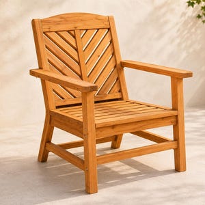 Può includere: Una poltrona in legno marrone chiaro con seduta a doghe e schienale con motivo a spina di pesce diagonale. La sedia è dotata di due braccioli, quattro gambe robuste collegate da barre di supporto orizzontali e un bordo superiore curvo.