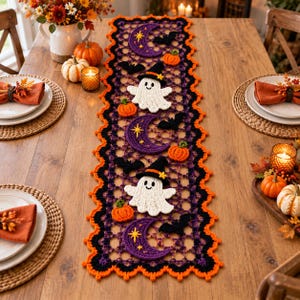 Peut inclure: Un chemin de table rectangulaire en crochet avec un motif d'Halloween répétitif composé de fantômes blancs portant des chapeaux de sorcière noirs, de croissants de lune violets avec des étoiles jaunes, de chauves-souris noires et de citrouilles orange.