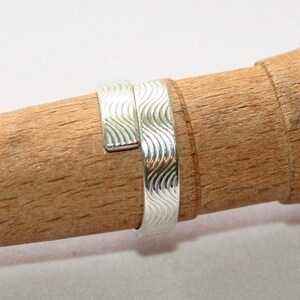 Anillo de plata de ley texturizado con ondas hecho a mano - Talla ajustable 8