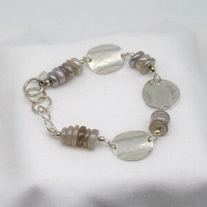 Pulsera de ágata gris hecha a mano en plata de ley: joyería de piedra iridiscente
