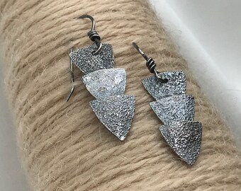 Pendientes colgantes triangulares hechos a mano en plata de ley oxidada.
