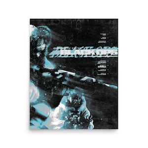 Puede incluir: Un póster rectangular con el logotipo de Call of Duty Black Ops en blanco y azul claro. La ilustración muestra soldados con equipo de invierno sosteniendo rifles sobre un fondo oscuro y texturizado con números tenues e información del juego.