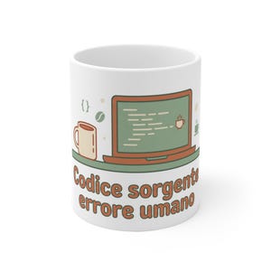 Puede incluir: Una taza de cerámica blanca con un gráfico de un ordenador portátil que muestra código en una pantalla verde, una taza de café y el texto "Codice sorgente errore umano" en letras marrones. El diseño incluye iconos de llaves y granos de café.