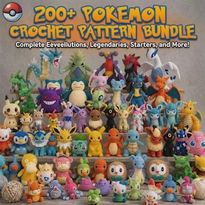 Könnte beinhalten: Eine Sammlung von über 200 Häkelanleitungen für verschiedene Pokemon-Charaktere, darunter Evoli-Entwicklungen, Legendäre und Starter. Das Bild zeigt zahlreiche bunte, handgefertigte Plüschfiguren, die auf abgestuften Holzregalen angeordnet sind.