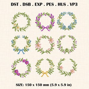 Può includere: Una collezione di nove disegni circolari per ricamo floreale con varie foglie, fiori e fiocchi. Il testo DST . DSB . EXP . PES . HUS . VP3 si trova in alto e la dimensione 150 x 150 mm (5,9 x 5,9 pollici) è stampata in basso.