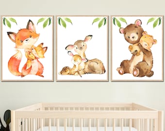 Peut inclure: Trois aquarelles d'animaux de la forêt avec leurs bébés. La première peinture représente un renard roux tenant un renard plus petit. La deuxième peinture représente un cerf brun tenant un cerf plus petit. La troisième peinture représente un ours brun tenant un ours plus petit.