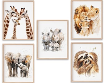 Conjunto de 5 pôsteres digitais neutros com estampa de animais da savana, incluindo girafa, leão e elefante, para decoração de quarto infantil. Ideal para decoração de parede de quarto de bebê.