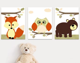Könnte beinhalten: Ein Set aus drei Kinderzimmerdrucken mit einem Fuchs, einer Eule und einem Bären. Jedes Tier ist in einem farbenfrohen Patchwork-Stil vor einem weißen Hintergrund mit grünen Zweigen und Blättern dargestellt.