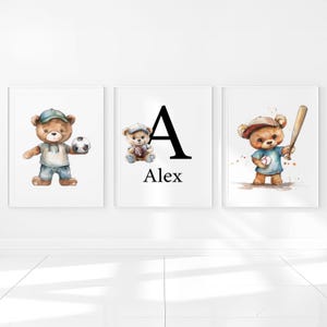 Orsetto che gioca a sport Nome personalizzato Camera dei bambini personalizzata Set di 3 stampe murali Immagine digitale Calcio Baseball Pallone da calcio