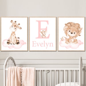 Nome personalizzato per neonati, neutro, bambina, arte per la cameretta dei bambini, stampa iniziale, decorazione murale personalizzata con leone, set di 3 beige, rosa, giraffa, elefante, stanza