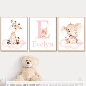 Nome personalizzato per neonati, neutro, bambina, arte per la cameretta dei bambini, stampe iniziali, decorazione murale personalizzata con elefante, set di 3 beige, rosa, giraffa, leone