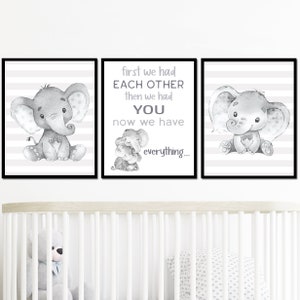 Decorazione per la cameretta dei bambini neutra Stampa con citazione per neonato Arte murale Poster per bambini Elefante Set di 3 poster per la famiglia Bambino grigio Prima ci siamo avuti l'un l'altro digitale