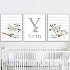 Koala Wall Art Baby Boy Nursery Decoración Chica Nombre Personalizado Letra Inicial Impresiones conjunto de 3 Digital Kids Playroom Niños Lienzo Gris