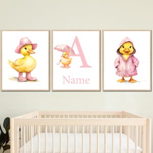 Impresión artística de pared para guardería de patos, nombre personalizado, póster decorativo para dormitorio de niña, juego de 3 imágenes digitales para niños pequeños, amarillo y rosa