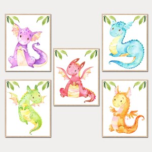 Pode incluir: Cinco impress&otilde;es em aquarela emolduradas com ador&aacute;veis ​​drag&otilde;es de desenho animado em v&aacute;rias cores: roxo, azul, vermelho, verde e laranja. Cada drag&atilde;o tem asas e est&aacute; em um fundo branco com detalhes de folhas verdes. Ideal para um quarto infantil.