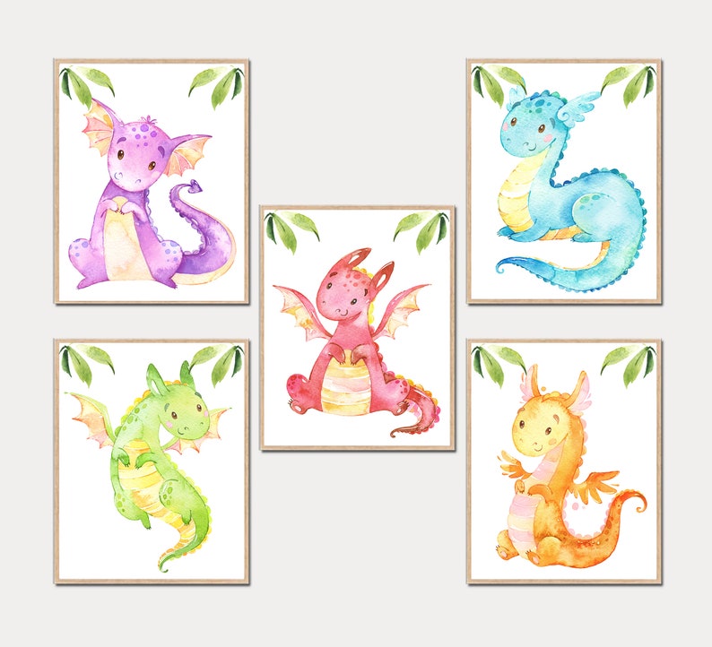Pode incluir: Cinco impress&otilde;es em aquarela emolduradas com ador&aacute;veis ​​drag&otilde;es de desenho animado em v&aacute;rias cores: roxo, azul, vermelho, verde e laranja. Cada drag&atilde;o tem asas e est&aacute; em um fundo branco com detalhes de folhas verdes. Ideal para um quarto infantil.