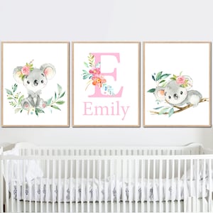 Letras iniciais impressas bebê coala arte de parede decoração de berçário para meninas quarto de crianças conjunto de 3 fotos nome personalizado arte em tela rosa cinza