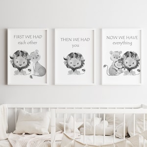 Decorazioni per la cameretta dei bambini con leone neutro Stampe murali con citazioni di neonati prima ci eravamo l'un l'altro ora abbiamo te Poster Set per bambini di 3 opere d'arte grigie nuovo regalo