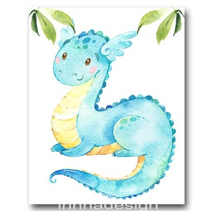 Pode incluir: Ilustra&ccedil;&atilde;o em aquarela de um simp&aacute;tico drag&atilde;o azul com barriga amarela, asas e cauda longa. O drag&atilde;o tem um rosto sorridente com olhos castanhos e bochechas rosadas. Folhas verdes no topo. O texto "irinnadesign" est&aacute; na parte inferior.