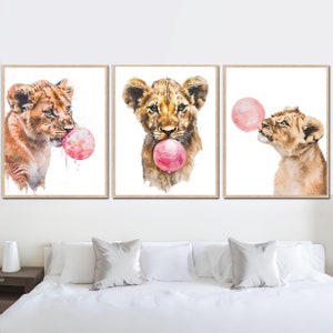 Soffiando rosa Bubble Gum Safari animali neonate camera vivaio arte stampabile Download immediato Set di 3 poster Leone per bambino Giocoso digitale
