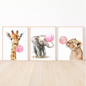 Animales de safari soplando chicle rosa para habitación de niñas, impresiones artísticas para guardería, descarga instantánea, juego de 3 carteles para niños, impresión digital