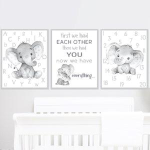 Poster dell'alfabeto Stampe educative per la cameretta dei bambini Decorazioni per bambini con citazioni artistiche neutre Numeri per sala giochi per bambini Set stampabile di 3 opere d'arte grigie di elefante