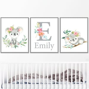 Pôsteres de arte de parede de coala com impressões iniciais, sala de jogos para bebês, decoração de berçário para meninas, conjunto de letras para crianças, 3 fotos australianas, nome personalizado, digital, para crianças pequenas