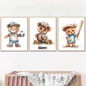 Orsetto che gioca a sport Nome personalizzato Camera dei bambini personalizzata Set di 3 stampe murali Immagine digitale Calcio Baseball Pallone da calcio
