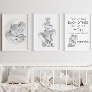 Decorazione murale elefante Bambina Bambino Stampe artistiche neutre per la cameretta dei bambini Citazioni per la cameretta dei bambini Set di 3 poster "prima ci siamo avuti l'un l'altro, ora abbiamo te"