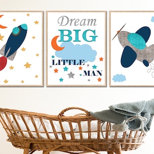 Citazioni per la cameretta del bambino Stampe artistiche da parete per bambini Decorazione per la sala giochi dei bambini Sogna in grande Piccolo uomo Set di 3 immagini di aerei e razzi blu navy e grigi