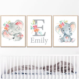 Arte de parede de elefante floral, nome personalizado, letra inicial, impressão, decoração de berçário de menina, conjunto de 3 pôsteres digitais para presente