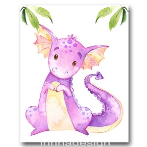 Pode incluir: Ilustra&ccedil;&atilde;o em aquarela de um simp&aacute;tico drag&atilde;o roxo com barriga amarela, sentado em posi&ccedil;&atilde;o vertical. O drag&atilde;o tem orelhas grandes, uma cauda longa e pequenas manchas roxas. H&aacute; folhas verdes no topo. O nome do artista, "irinnadesign", est&aacute; na parte inferior.