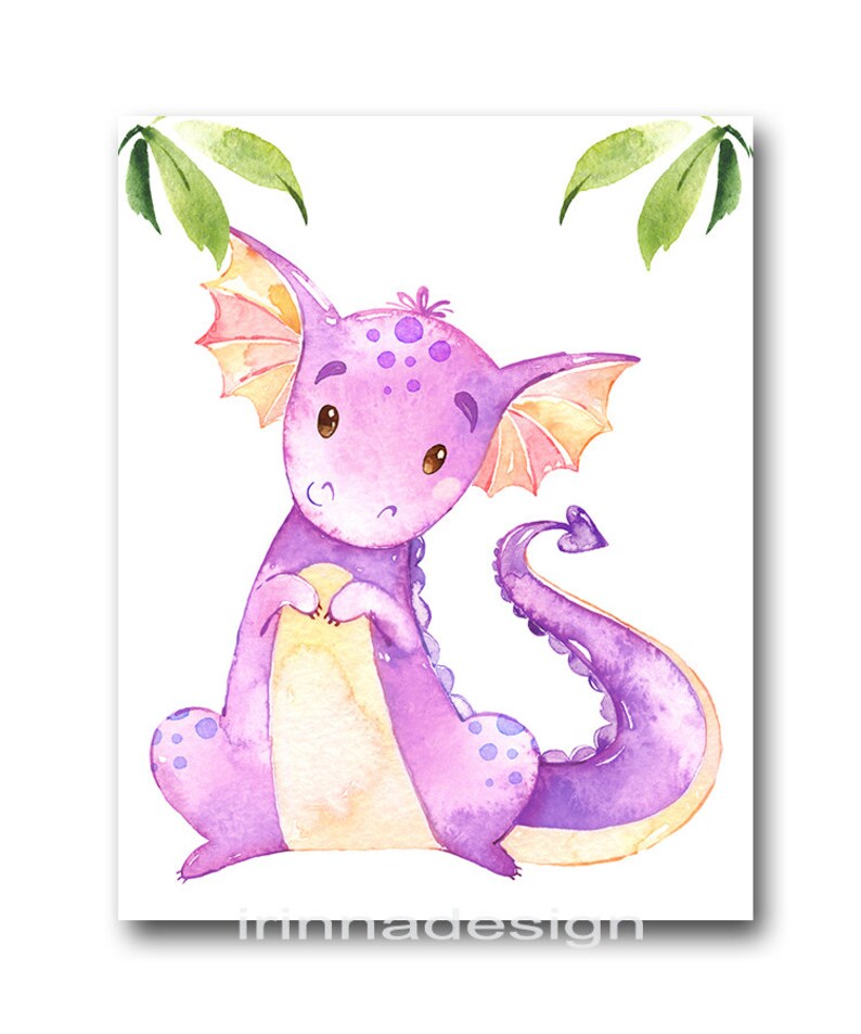 Pode incluir: Ilustra&ccedil;&atilde;o em aquarela de um simp&aacute;tico drag&atilde;o roxo com barriga amarela, sentado em posi&ccedil;&atilde;o vertical. O drag&atilde;o tem orelhas grandes, uma cauda longa e pequenas manchas roxas. H&aacute; folhas verdes no topo. O nome do artista, "irinnadesign", est&aacute; na parte inferior.