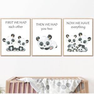 Decoración de pared de panda, citas para guardería, arte para habitación de niño, pósteres para niños, primero nos teníamos el uno al otro, ahora te tenemos a ti, juego de 3, regalo imprimible para baby shower