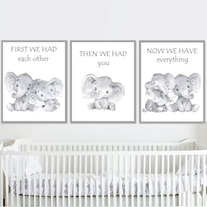 Decorazione da parete con elefante, citazioni per bambini, stampa di asilo nido neutro, set di 3 poster per la camera dei bambini, prima ci eravamo l'un l'altro, ora abbiamo te. Famiglia digitale