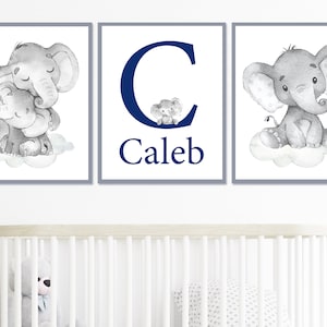 Decorazione da parete con elefante Nome personalizzato del neonato Stampe d'arte neutre per la cameretta dei bambini Set iniziale personalizzato per bambini di 3 immagini digitali grigie blu navy