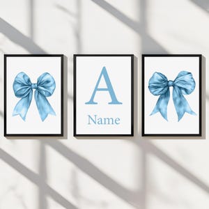 blu Stampe artistiche personalizzate con fiocco Decorazione murale per la cameretta del bambino Set di 3 poster con nome personalizzato Coquette Digital Bedroom Watercolor Immagine per bambini piccoli