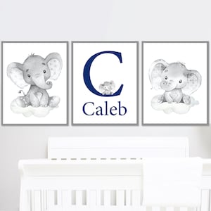 Nome del bambino personalizzato Stampe artistiche iniziali Decorazione della parete della stanza della scuola materna del ragazzo Set personalizzato di elefante di 3 immagini digitali stampabili in grigio blu navy