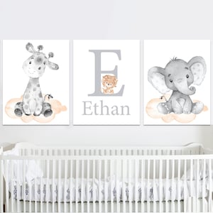 Nome personalizzato del bambino Stampe d'arte per la scuola materna del ragazzo neutro Decorazione iniziale della parete per la camera da letto dei bambini personalizzata Set per bambini di 3 beige grigio stampabili digitali