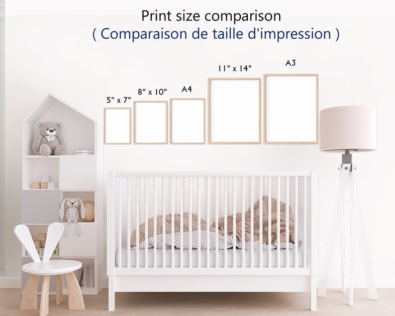 Pode incluir: Compara&ccedil;&atilde;o de tamanhos de impress&atilde;o, incluindo 12.7cm x 17.8cm, 20.3cm x 25.4cm, 28cm x 35.6cm e A3, exibidos em molduras de madeira. O texto "Print size comparison" e sua tradu&ccedil;&atilde;o francesa est&atilde;o no topo. A cena inclui um ber&ccedil;o, uma estante e uma lumin&aacute;ria de ch&atilde;o.