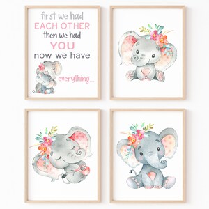 Arte de elefante bebé imprimible con cita, decoración de pared para habitación de niña, póster floral con animales para niños, juego de 4, rosa, gris, digital, primero que tuvimos