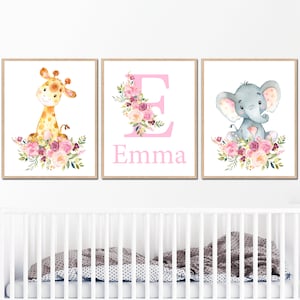 Letra inicial para impressão personalizada nome de menina safári animais florais decoração de berçário conjunto de arte de parede de 3 fotos digitais pôsteres de sala de jogos presente