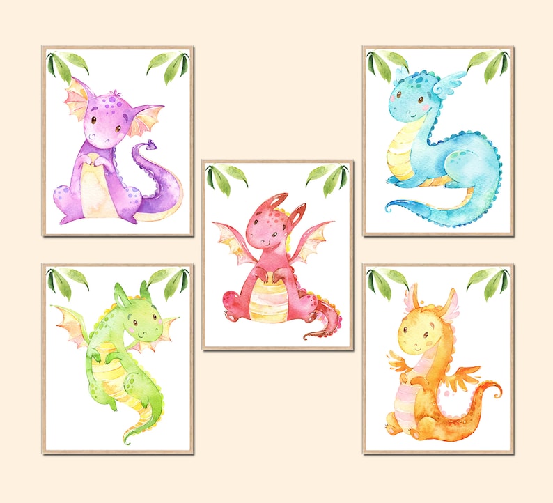 Pode incluir: Cinco impress&otilde;es em aquarela emolduradas com ador&aacute;veis ​​drag&otilde;es de desenho animado em v&aacute;rias cores: roxo, azul, vermelho, verde e laranja. Cada drag&atilde;o tem asas e est&aacute; em um fundo branco com detalhes de folhas verdes. As molduras s&atilde;o de cor marrom claro.