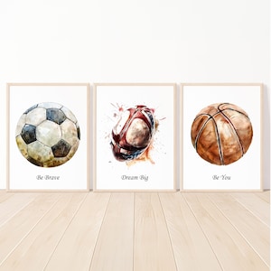 Sport Nursery Baby Boys Camera da letto Stampabili artistici Citazioni Decorazioni da parete per bambini Calcio Baseball Pallone da rugby set di 3 poster digitali sii coraggioso
