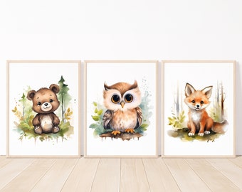 Peut inclure: Trois aquarelles d'animaux de la forêt. La première peinture représente un ourson brun assis sur une bûche. La deuxième peinture représente un hibou aux plumes brunes et blanches perché sur une branche. La troisième peinture représente un renard roux assis sur une bûche.