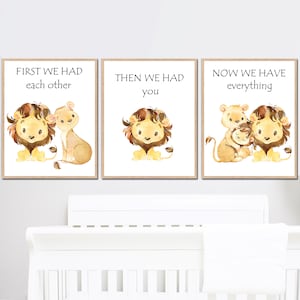 Citazioni per bambini Stampe artistiche da parete Decorazioni per la cameretta dei bambini Poster di leoni Set di 3 per bambini Prima ci siamo avuti l'un l'altro, ora abbiamo te Piccola famiglia digitale