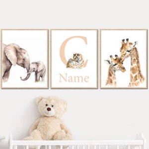 Safari Animals Babies Mother and Baby Stampa artistica Decorazione da parete per la cameretta dei bambini Nome personalizzato Set di 3 poster personalizzati con mamma, giraffa, tigre e elefante